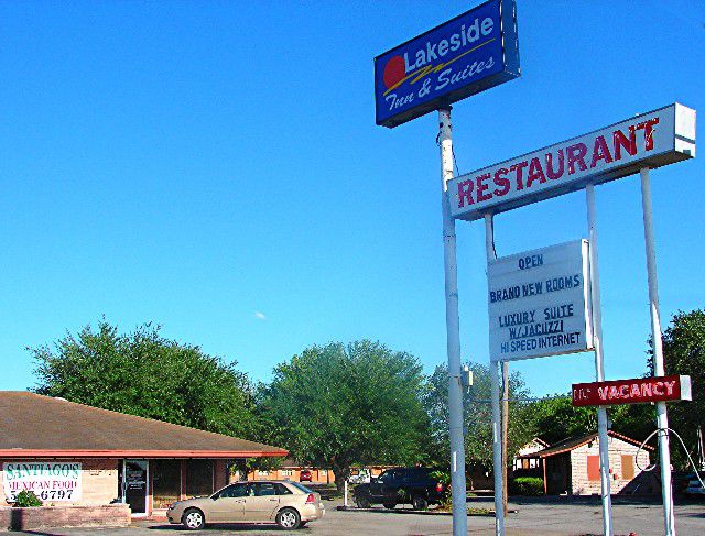 Lakeside Inn & Suites Mathis Extérieur photo