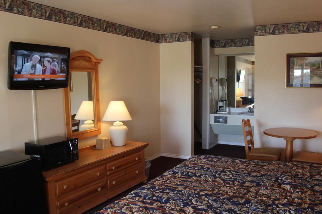 Lakeside Inn & Suites Mathis Extérieur photo