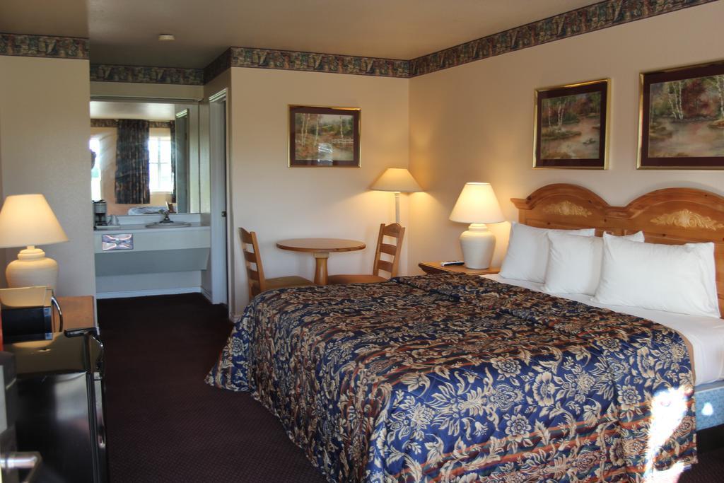 Lakeside Inn & Suites Mathis Extérieur photo