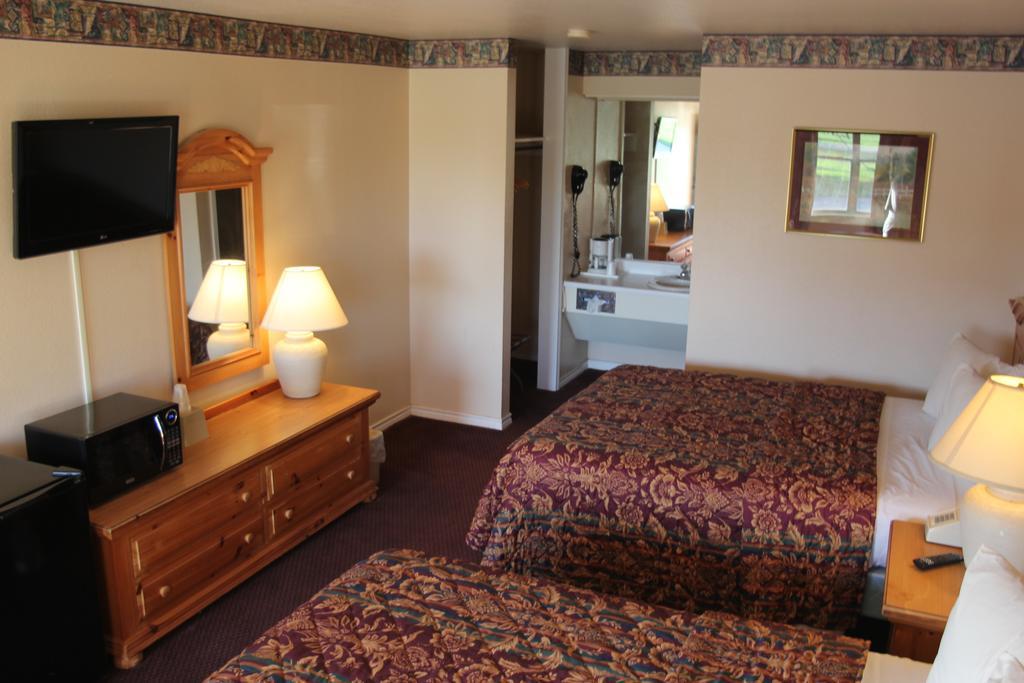 Lakeside Inn & Suites Mathis Extérieur photo