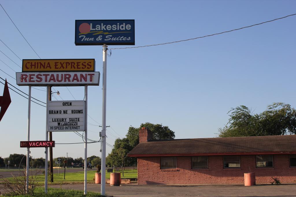 Lakeside Inn & Suites Mathis Extérieur photo