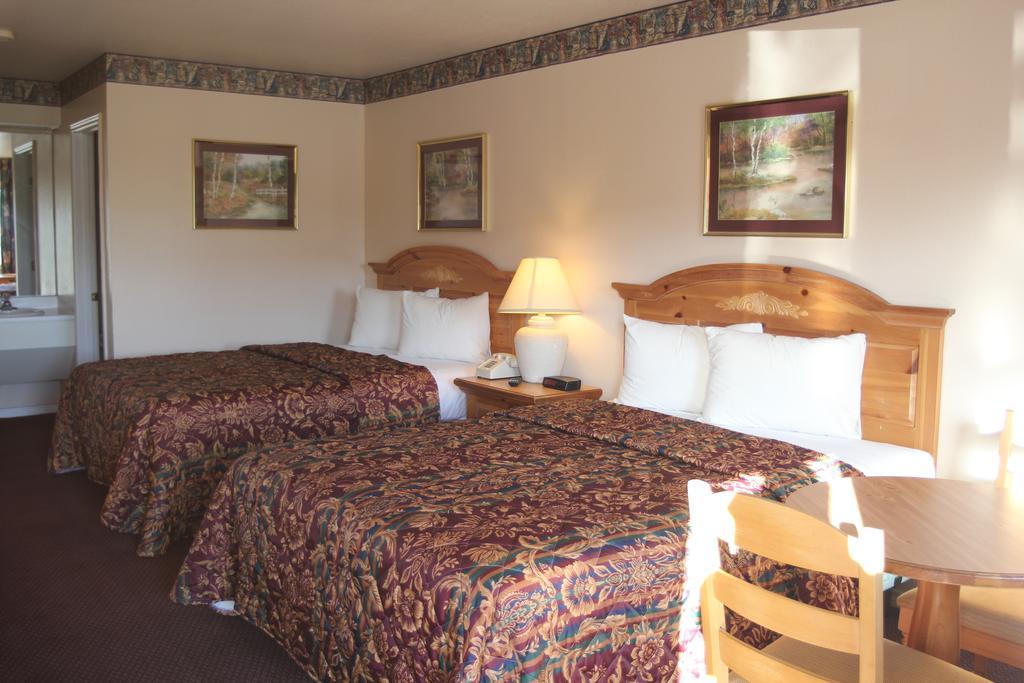 Lakeside Inn & Suites Mathis Extérieur photo