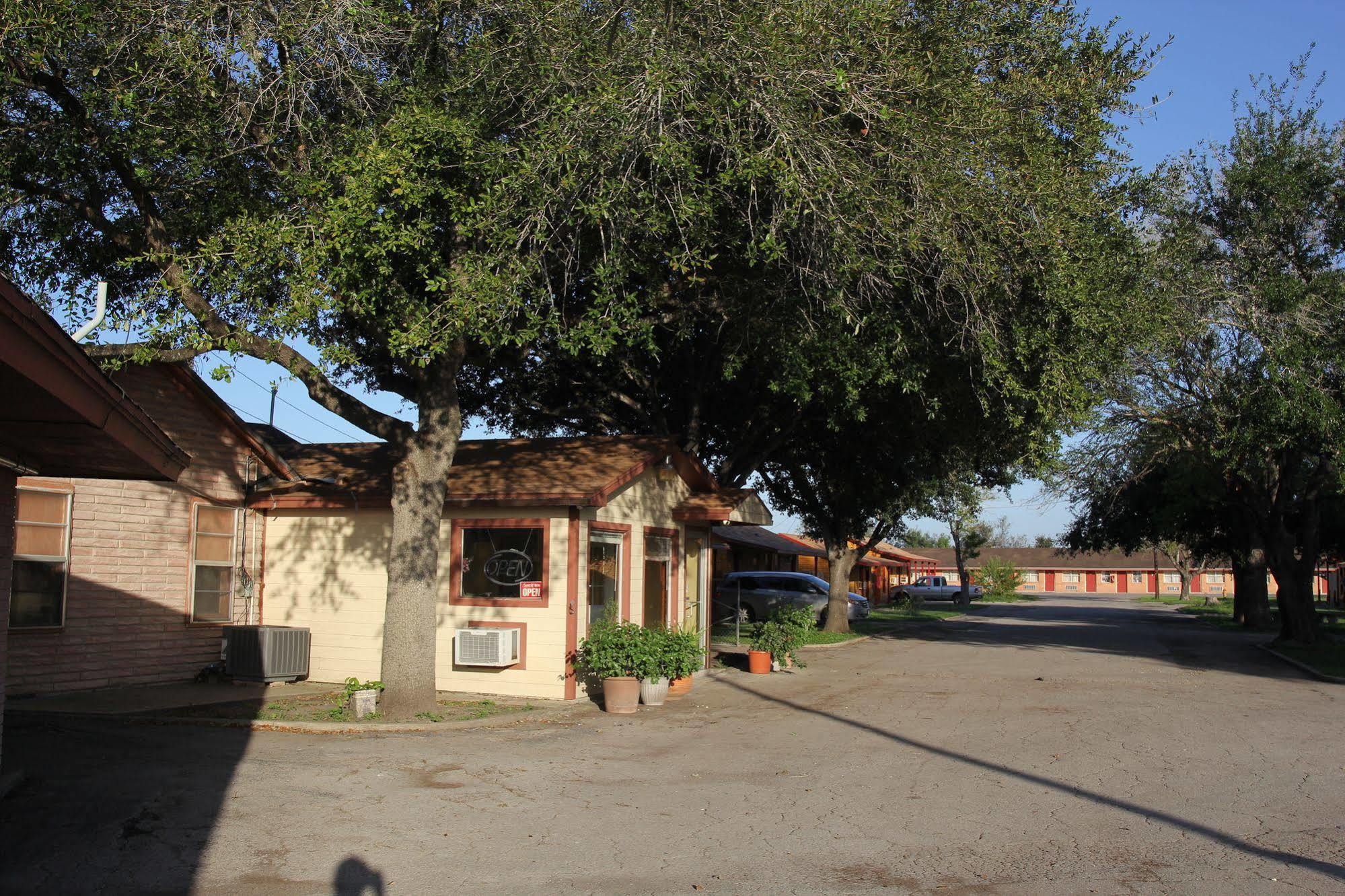 Lakeside Inn & Suites Mathis Extérieur photo